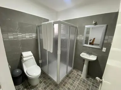 Un baño de Blue Inn Hotel & Suites