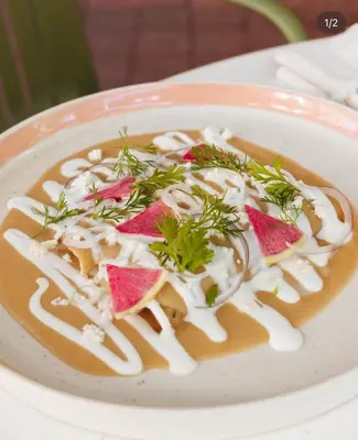 Comida en o cerca de este hotel