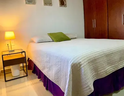 Cama o camas de una habitación en Ground floor apartment close to the beach, shops and restaurants