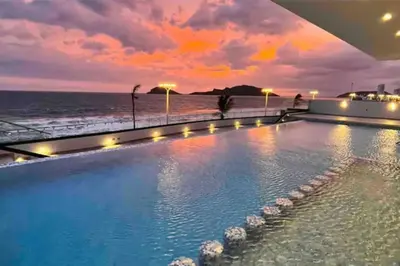 Piscina en o cerca de Vistas increíbles frente al mar,10° piso en el malecón de Mazatlán