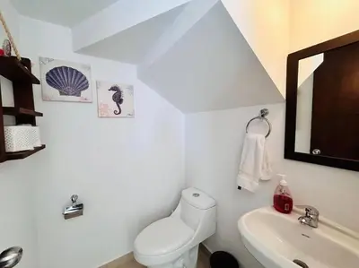 Un baño de Hermosa casa a 2 min de la playa by PartnerHost