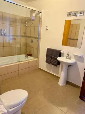 Un baño de Loreto Palms Suites