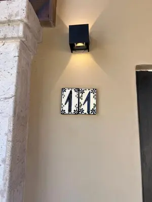 Una televisión o centro de entretenimiento en Hotel 1697 Loreto