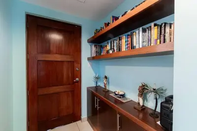 Biblioteca en el apartamento