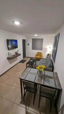 Una televisión o centro de entretenimiento en Acogedora Casa