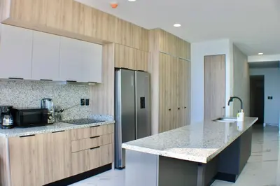 Una cocina o zona de cocina en Brujas Tower- Hermoso departamento a pie de playa.