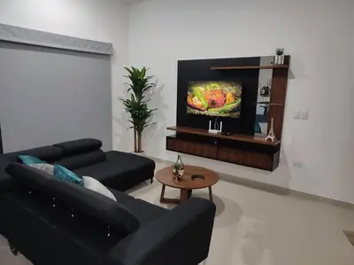 Una televisión o centro de entretenimiento en Departamento Vacacional Forte