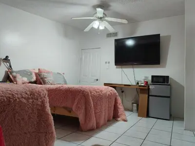 Una televisión o centro de entretenimiento en la casa de la tia Lucita