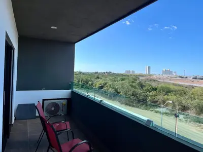 Un balcón o terraza de Loft de lujo con 9 albercas y vistas al campo de golf