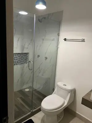 Un baño de Departamento con alberca en Cerritos!