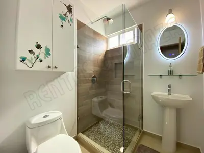 Un baño de Nuevo y Muy Bonito Departamento Almarena 4