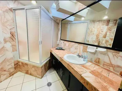 Un baño de Frente al mar hermoso condominio familiar