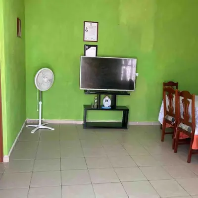 Una televisión o centro de entretenimiento en Casa Bonita Con Palapa