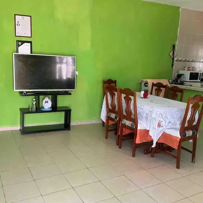 Una televisión o centro de entretenimiento en Casa Bonita Con Palapa
