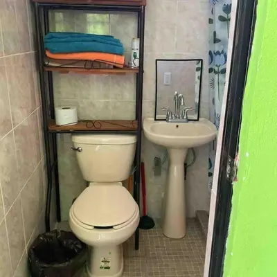 Un baño de Casa Bonita Con Palapa