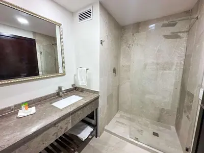 Un baño de Best Western Plus Chihuahua Sacramento
