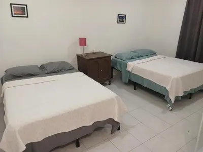 Cama o camas de una habitación en ALOJAMIENTO CERCA DE LA PLAYA