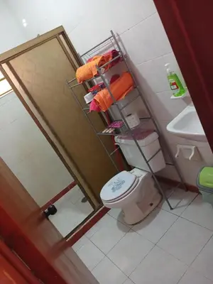 Un baño de ALOJAMIENTO CERCA DE LA PLAYA
