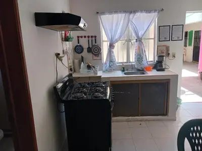 Una cocina o zona de cocina en ALOJAMIENTO CERCA DE LA PLAYA