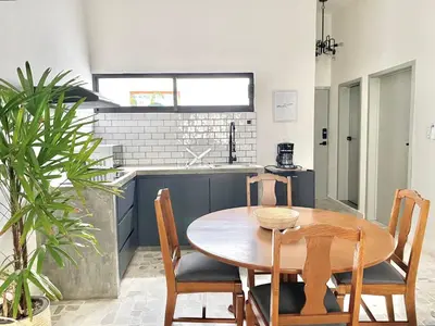 Una cocina o zona de cocina en Ecosuite 1, cerca del océano y del centro de Mazatlán
