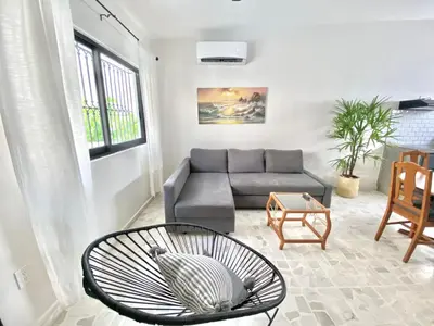 Zona de estar de Ecosuite 1, cerca del océano y del centro de Mazatlán