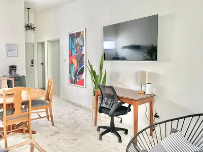 Zona de estar de Ecosuite 1, cerca del océano y del centro de Mazatlán