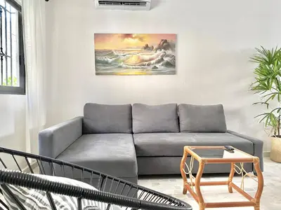 Zona de estar de Ecosuite 1, cerca del océano y del centro de Mazatlán