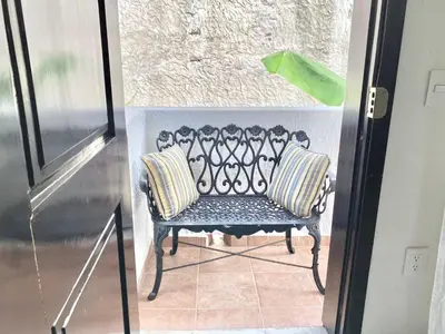 Zona de estar de Ecosuite 1, cerca del océano y del centro de Mazatlán