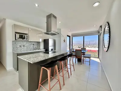 Una cocina o zona de cocina en Altomare hermoso depa con vista al mar