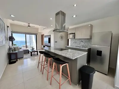 Una cocina o zona de cocina en Altomare hermoso depa con vista al mar