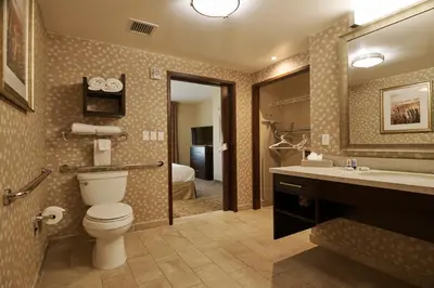 Un baño de Staybridge Suites Chihuahua by IHG