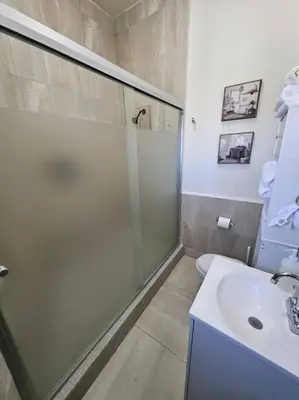 Un baño de Departamento cerca del Consulado