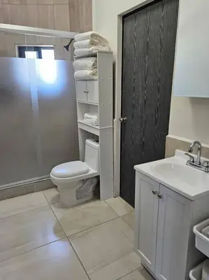 Un baño de Departamento cerca del Consulado