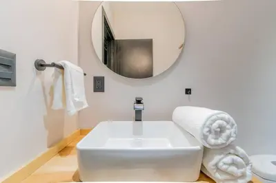 Un baño de Depa Industrial Moderno y lujoso