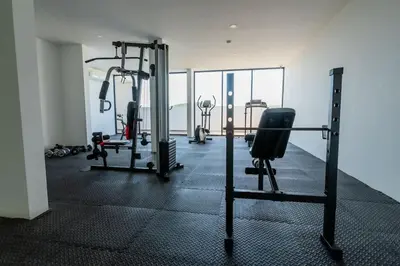 Gimnasio o instalaciones de fitness de Charming apartment 3 minutes from the beach