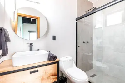 Un baño de Dpto Industrial y Ejecutivo en Excelente Ubicacion