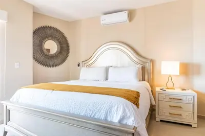Cama o camas de una habitación en Elegante Condo a una Cuadra del Mar