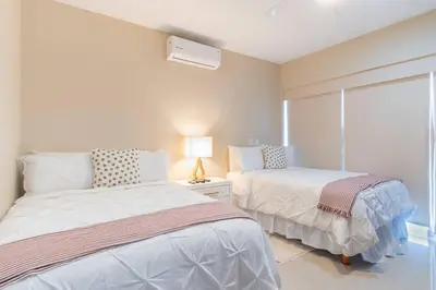 Cama o camas de una habitación en Elegante Condo a una Cuadra del Mar