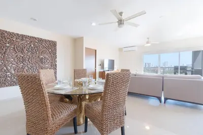 Zona de estar de Elegante Condo a una Cuadra del Mar