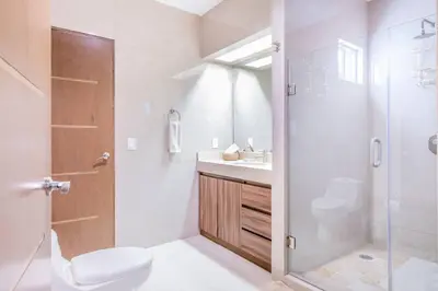 Un baño de Elegante Condo a una Cuadra del Mar