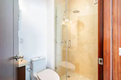 Un baño de Paraíso Costero Elegante Condo con Vista al Mar
