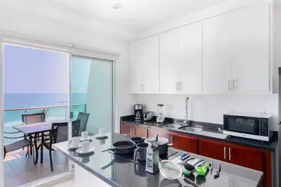 Una cocina o zona de cocina en Paraíso Costero Elegante Condo con Vista al Mar