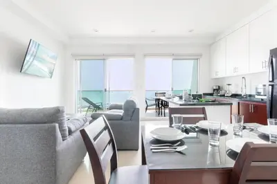 Una televisión o centro de entretenimiento en Paraíso Costero Elegante Condo con Vista al Mar