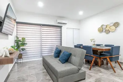 Zona de estar de Condo en el Corazón del Turismo muy Cerca de la Playa