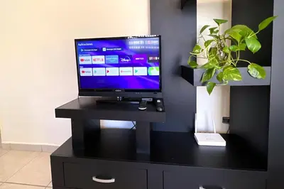 Una televisión o centro de entretenimiento en Depa cerca Del Consulado 3