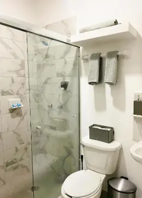 Un baño de Departamento El Tesoro - Olas Azules - 3 Min Malecón y Playas