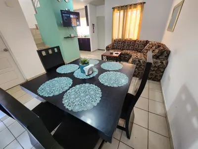 Una televisión o centro de entretenimiento en MAZA HOUSE, Cerca de la playa, privada con alberca