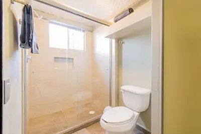 Un baño de Bonito Depa en Corazon de Durango con Mini split