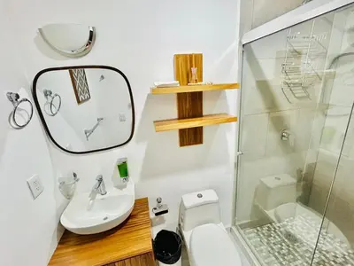 Un baño de moderno con alberca cerca de la playa by G P S rentas