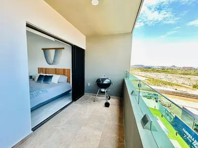 Un balcón o terraza de moderno con alberca cerca de la playa by G P S rentas